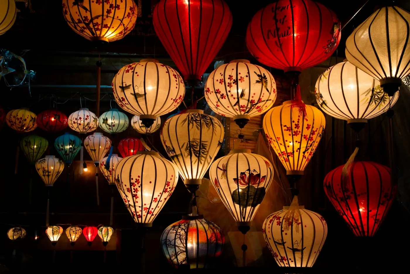 Lanterns over a Hoi An lane