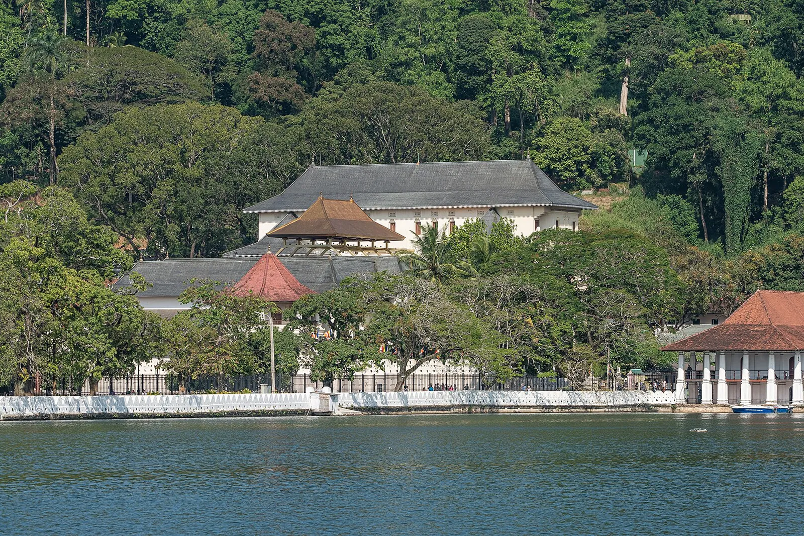 The temple across Kandy lake