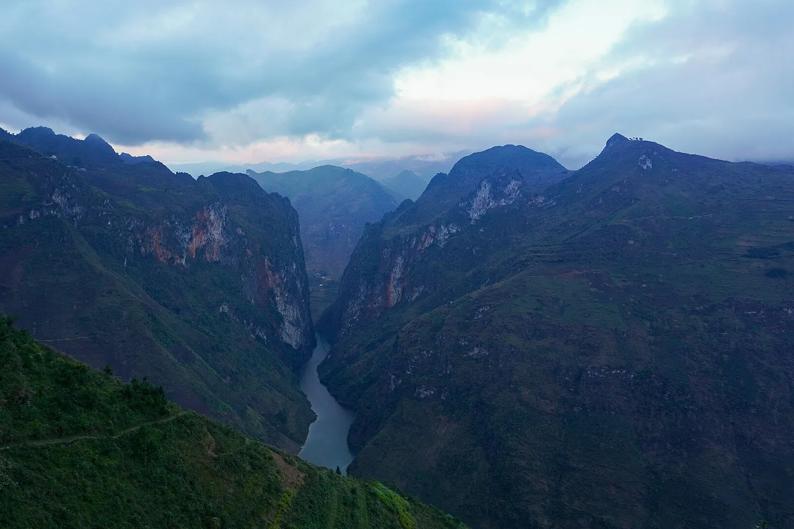 The high road above the Nho Que